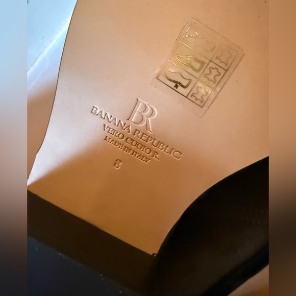 NEW Banana Republic Olive Green Stella Suede Ankle Boot - Size 8. - Picture 4 of 7